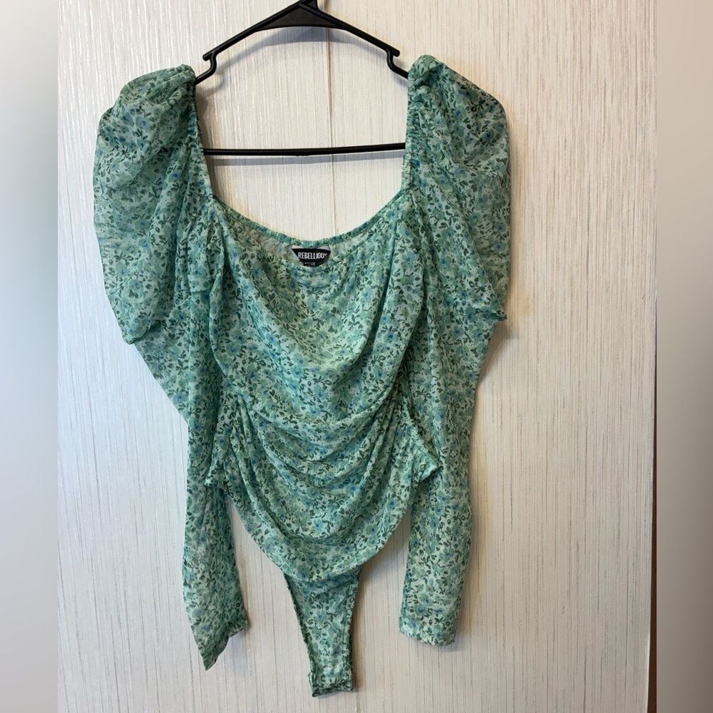 Rebellious Fashion Sage Floral Puff Sleeve Deana bodysuit‎ Size 6